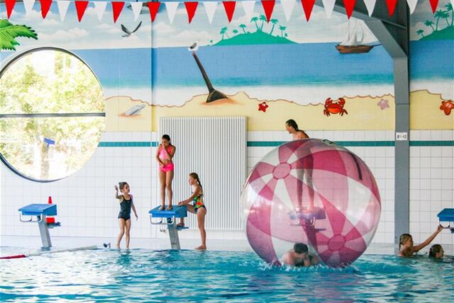 Ein paar Kinder spielen im Dattelner Stadtbad.