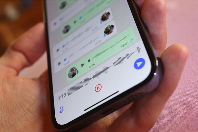 Eine WhatsApp-Sprachnachricht wird auf ein Smartphone gesprochen (Symbolbild). Über eine Sprachnachricht an die gemeinsame Tochter sollte der Castrop-Rauxeler (39) seine Noch-Ehefrau massiv beleidigt haben.