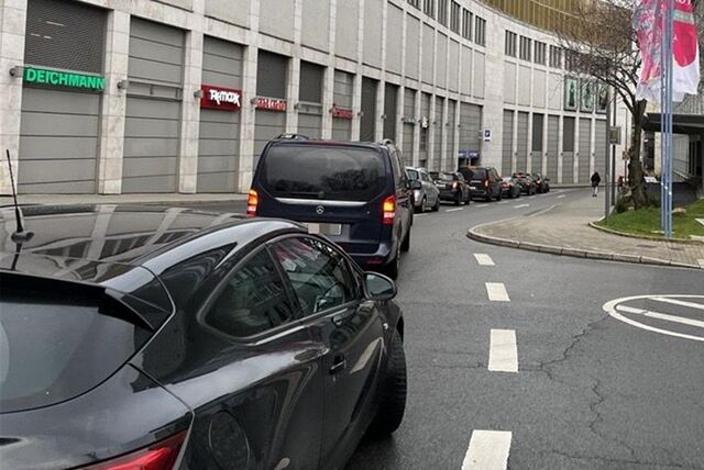 Großer Andrang auf Dortmunds City: Vor dem Parkhaus der Thier-Galerie bildet sich eine lange Schlange wartender Autos.