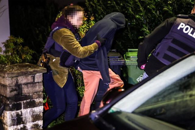 Polizeibeamte führen eine mutmaßliche „Reichsbürgerin“ in Herdecke ab.