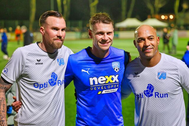 Kevin Großkreutz (l.) und Dede empfingen mit Wacker Obercastrop (r.) Lukasz Piczszek.