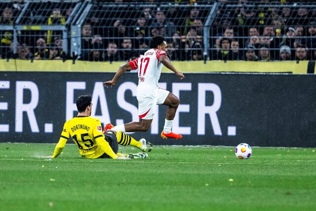 Mats Hummels foult Lois Openda.
