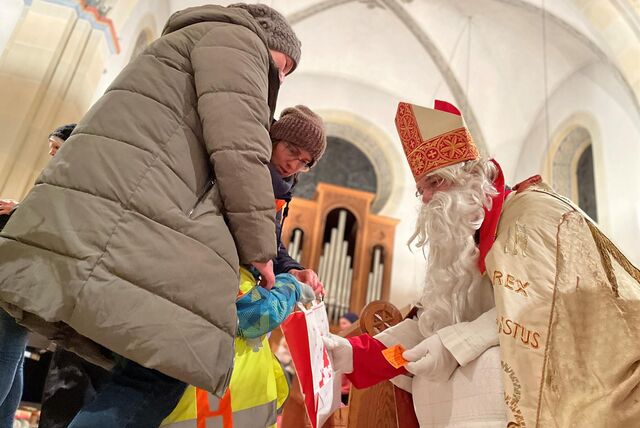 Der Nikolaus in der Schutzengel-Gemeinde in Frohlinde am 9.12.2023.