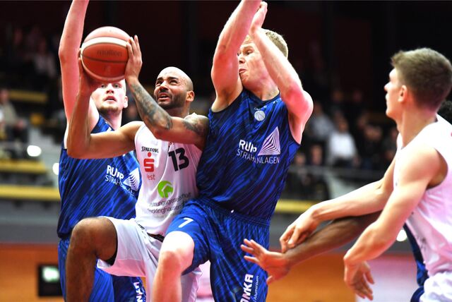 Basketball 1. Regionalliga 9. Dezember 2023, Vestische Arena, Citybasket Recklinghausen – Accent Baskets Salzkotten 80:93. David Stachanczyk tankt sich durch.