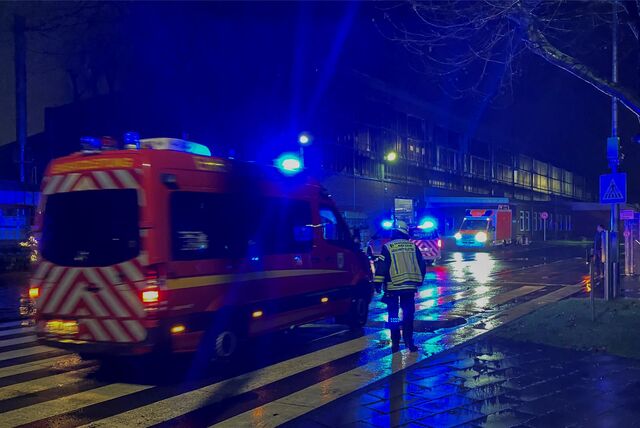 Ein Einsatzfahrzeug der Dattelner Feuerwehr mit eingeschaltetem Blaulicht.