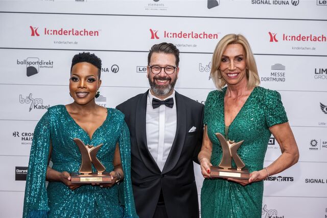 Strahlende Gäste und Gastgeber bei der Kinderlachen-Gala in der Westfalenhalle