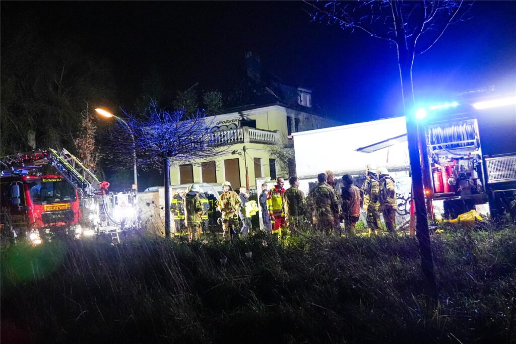 Nächtlicher Einsatz der Feuerwehr an ehemaligem Bordell in Recklinhausen-Süd. Nächtlicher Einsatz der Feuerwehr an ehemaligem Bordell in Recklinhausen-Süd.