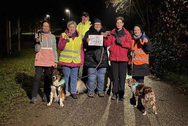 Hundefreunde um Melanie Matern haben die neue Emscher-Promenade mit der LED-Beleuchtung schon für sich entdeckt und erobert. Nun leuchten die Lichter wieder, und das begeistert die Spaziergänger. Sie stießen nun mit Glühwein darauf an.