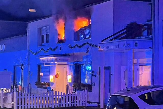Flammen schlagen aus den Fenstern eines ehemaligen Stadthotels in Datteln.