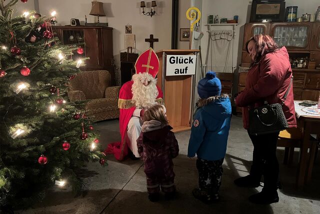 Zwei Kinder stehen vorm Nikolaus
