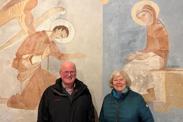 Robert Hüser und Christine Henning vom Förderverein Schloss Sythen freuen sich über das gelungene Ergebnis der Restaurierung.