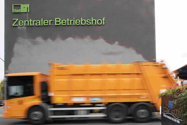 Ein Müllfahrzeug fährt vom Gelände des Zentralen Betriebshofs.