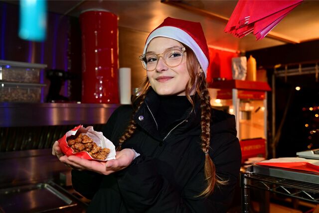 Beim Winterzauber an der Loemühle verkauft Nina Lau unter anderem gebrannte Mandeln.