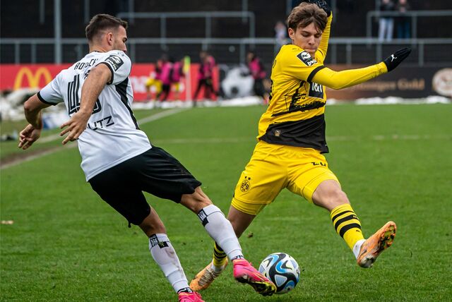 Julian Hettwer führt einen Zweikampf um den Ball.