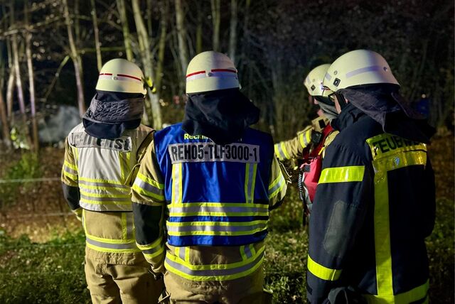 Feuerwehrleute stehen an einem Einsatzort in Recklinghausen.