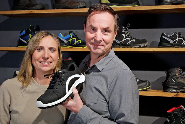 Karin Nelke-Mertens und Markus Nelke mit PETer dem Schuh, dessen Obermaterial zu 100 Prozent aus PET-Trinkflaschen besteht.