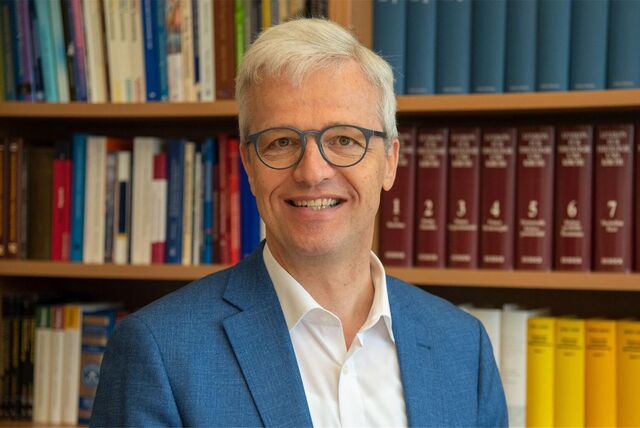 Johannes Oeldemann vor einem Bücherregal