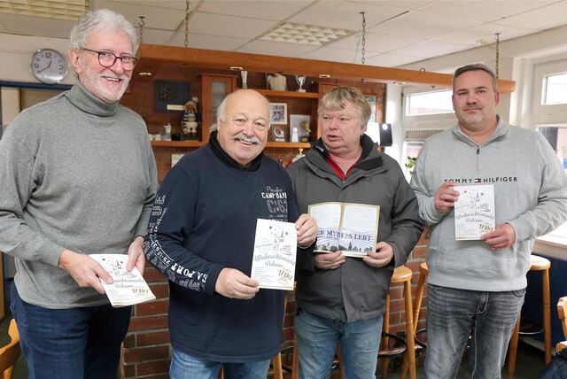 Das Interesse an den von Stefan Marohn gestalteten Programmheften für den 33. Polsumer Weihnachtsmarkt ist sehr hoch: Das bewerten Volker Kriegel, Klaus Heydasch, Walter Büning und Karsten Wintjes (v. l.) als gutes Zeichen.