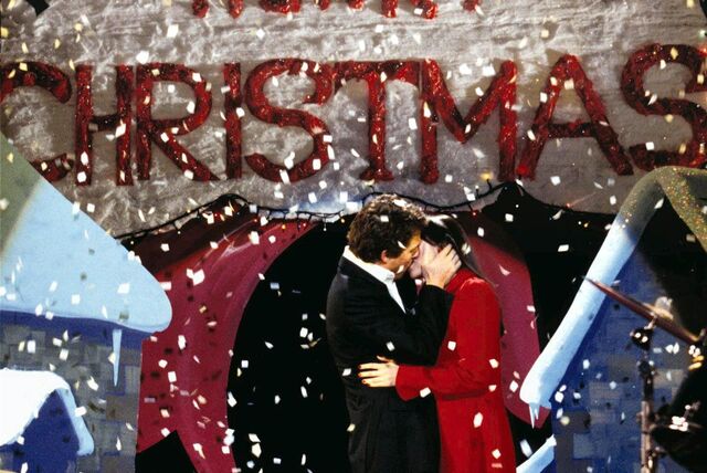 Szene aus „Tatsächlich… Liebe“: David (Hugh Grant) und Natalie (Martine McCutcheon) küssen sich.