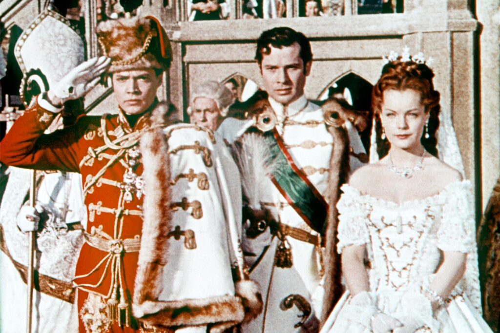 Kaiser Franz Josef von Österreich (Karlheinz Böhm), Graf Andrassy (Walter Reyer) und Kaiserin Sissi (Romy Schneider) in einer Szene des Films 