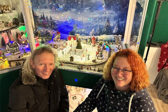 Tanja und Guido Hartmann sind echte Weihnachtsfans. Ihre Miniaturwelt wird jedes Jahr neu zusammengestellt.