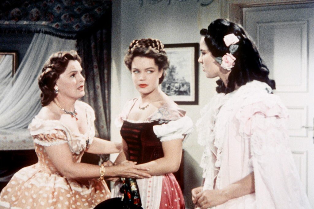 Szene aus Sissi: Ludovika (Magda Schneider) bereitet ihre älteste Tochter Helene (Uta Franz), genannt Nene, auf das Treffen mit dem österreichischen Kaiser vor. Sissi (Romy Schneider) steht zwischen den beiden Frauen.