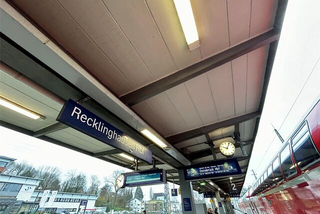 Ein typisch roter Zug der DB Regio steht am Gleis 2 des Recklinghäuser Hauptbahnhofs.