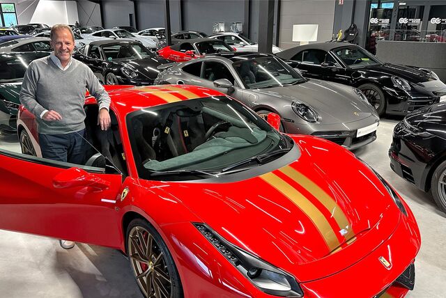 Frank Fiegenschuh neben einem Ferrari 488 Pista: Knapp 5000 Kilometer ist der Wagen gefahren und beim Händler für PS-starke Fahrzeuge in Holzwickede für 450.000 Euro zu haben.