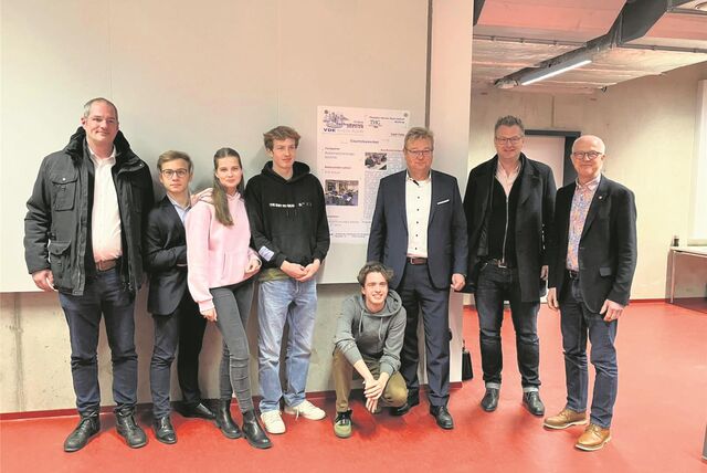 Vier Männer und vier Schüler beim VDE-Technikpreis.