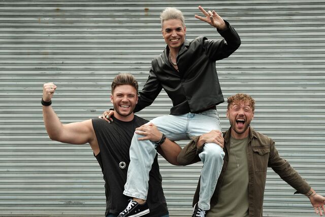 Deniz, Martin und Ruben posieren als Band Zeitflug in die Kamera.
