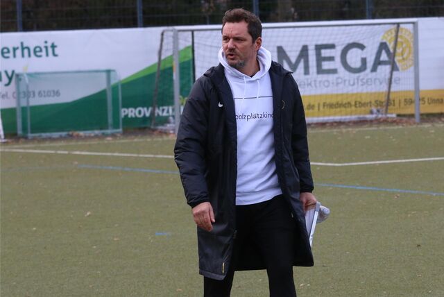 Arndt Kempel vom SV Langschede geht über den Sportplatz in Mühlhausen.