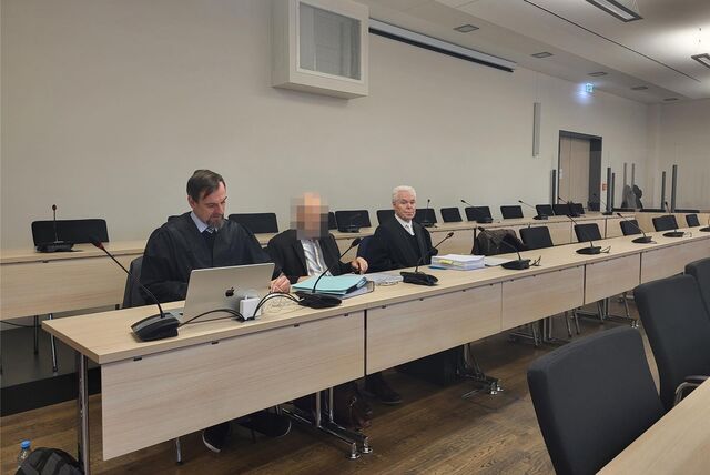 Der angeklagte Neurologe und Psychiater aus Datteln sitzt zwischen seinen Verteidigern Lars Brögeler und Frank Sandkuhl im Essener Landgericht