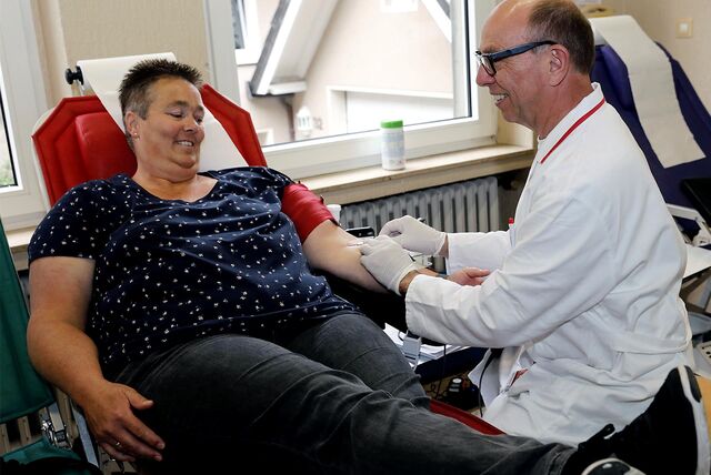 Claudia Vierhaus lässt sich vom Martin Felmann vom Blutspendedienst West Blut abzapfen.