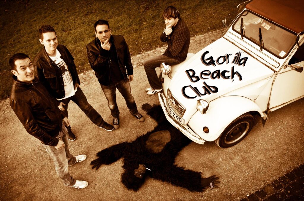 Der „Gorilla Beach Club“ aus dem Jahr 2012, v.l.n.r. Markus Pinzler, Manuel Maurer, Kosta Daniilidis, Steven Wels Der „Gorilla Beach Club“ aus dem Jahr 2012, v.l.n.r. Markus Pinzler, Manuel Maurer, Kosta Daniilidis, Steven Wels