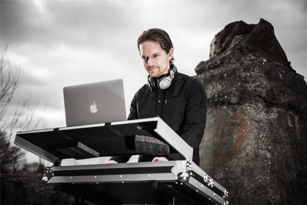 DJ Manuel Maurer am Mischpult in Aktion DJ Manuel Maurer am Mischpult in Aktion
