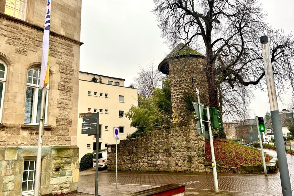 Bild zeigt das Willy-Brandt-Haus und den Halbturm am Herzogswall
