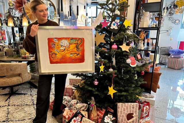 Jil Bursiek stellt das Zander-Bild am Wünschebaum vor.