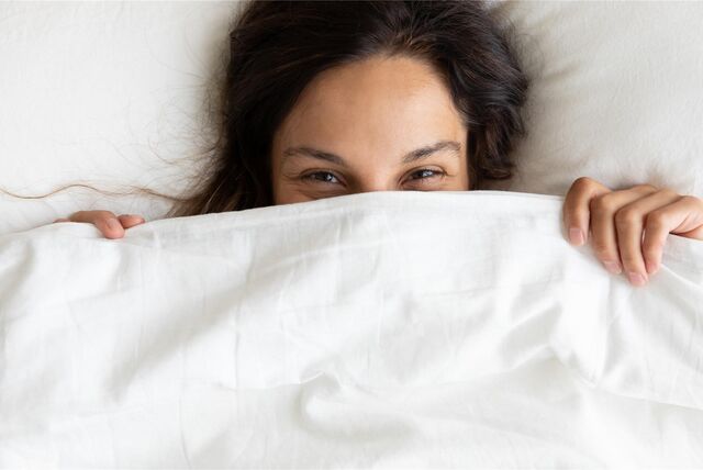 Lächelnde Frau im Bett