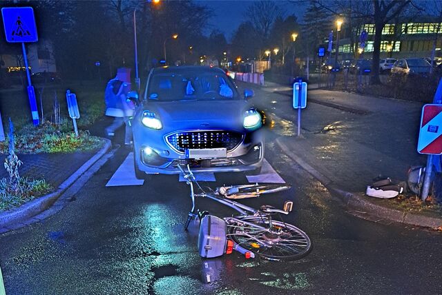 Ein Fahrrad liegt nach einem Verkehrsunfall auf der Holtwicker Straße in Haltern vor einem Auto.
