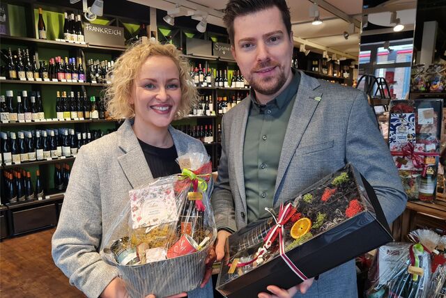 Klaus und Hanna Bilkenroth vom Geschäft „Bilkenroth – schenken und genießen“ in Haltern am See präsentieren einen Geschenkkorb.