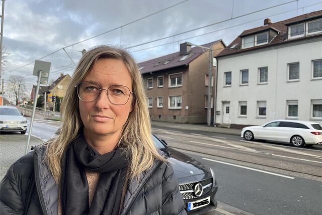 Jacqueline Finke, die im Sonnenstudio von Petra Borsterhaus arbeitet, hat das Geschehen rund um das Tötungsdelikt im Haus Evinger Straße 337 (das rötliche Haus schräg hinter ihr) beobachtet