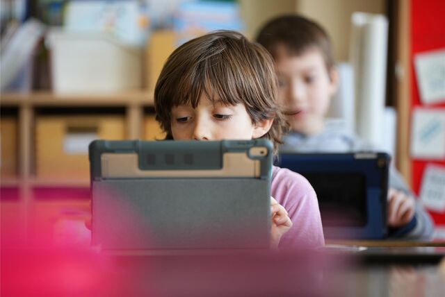 Eine Schülerin der Berliner Hunsrück-Grundschule löst im Mathematik-Unterricht am Tablet eine Rechenaufgabe.