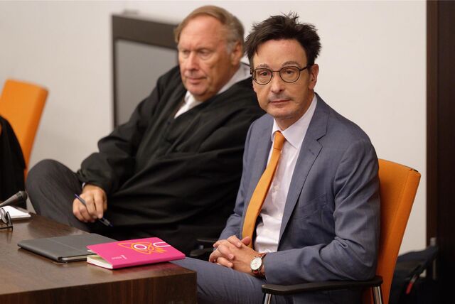 Bernhard Günther (r.), Energiemanager, sitzt im Gerichtssaal neben seinem Anwalt Martin Meinberg.