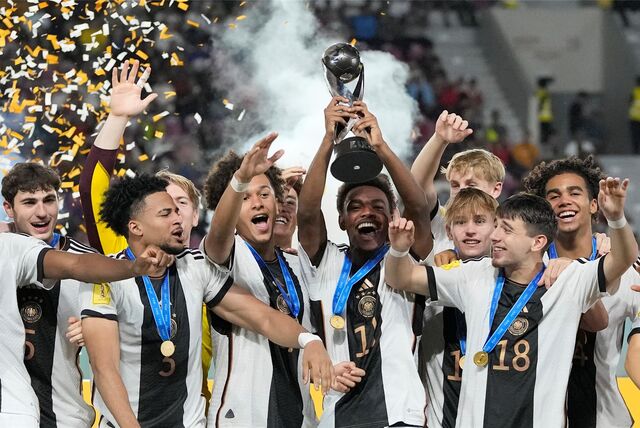 Die U17-Weltmeister strecken den Pokal in die Höhe.