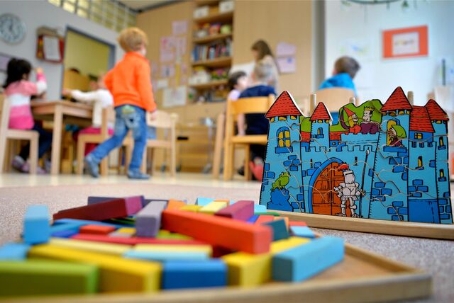 Kinder spielen in einem Kindergartenraum