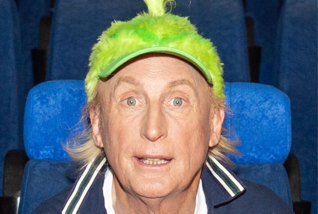 Otto Waalkes trägt eine Grinchmütze. Otto Waalkes trägt eine Grinchmütze.