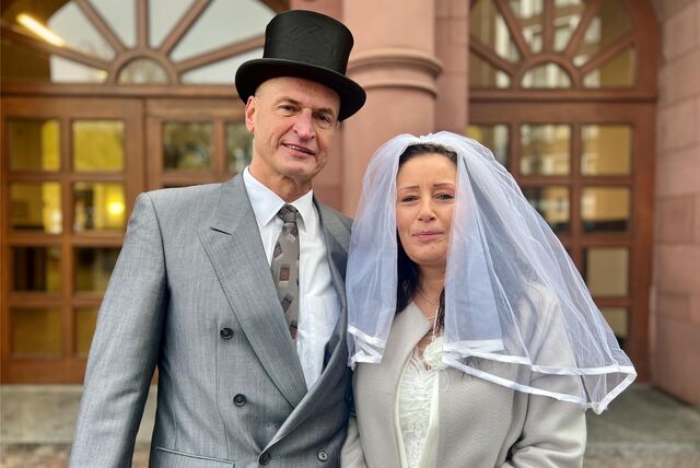 Michaela und Klaus Sasse haben in Dortmund geheiratet. Ihre Freunde und Familienmitglieder haben ihnen lustige Accessoires für die perfekten Hochzeitsfotos mitgebracht.