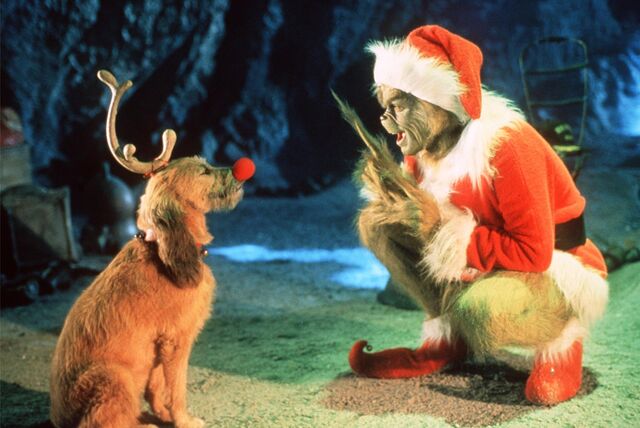 Filmszene aus „Der Grinch“: Der Grinch (Jim Carrey) spricht in dem Kinofilm „Der Grinch“ zu seinem treuen Hund Max.