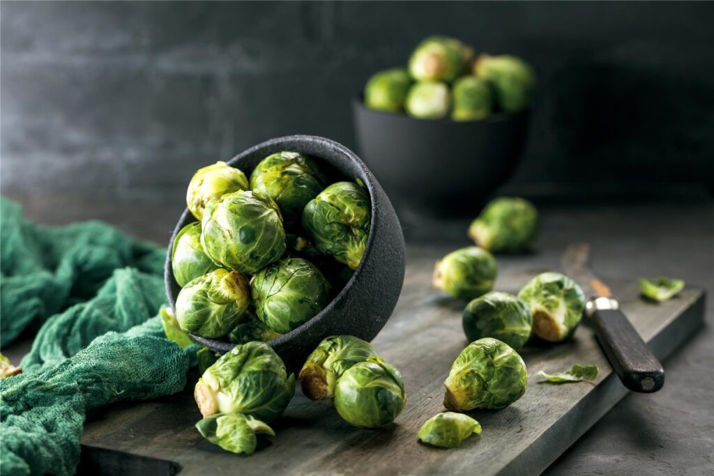 rosenkohl auf einem schneidebrett rosenkohl auf einem schneidebrett