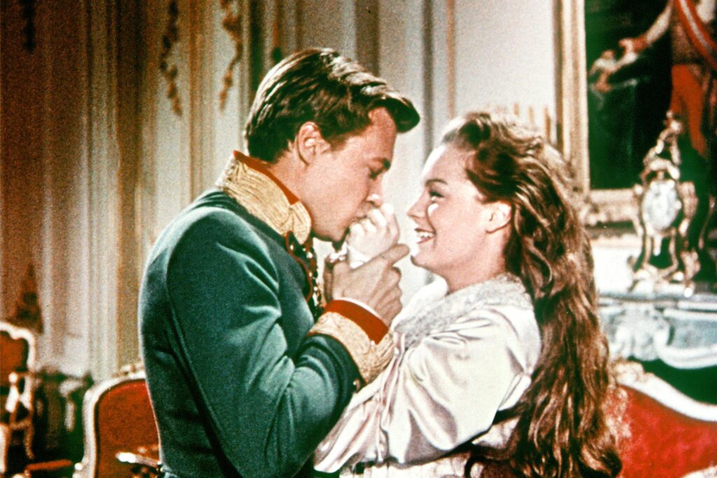 Szene aus Sissi: Kaiser Franz Josef von Österreich (Karlheinz Böhm) und Kaiserin Sissi (Romy Schneider) stehen sich glücklich gegenüber.
